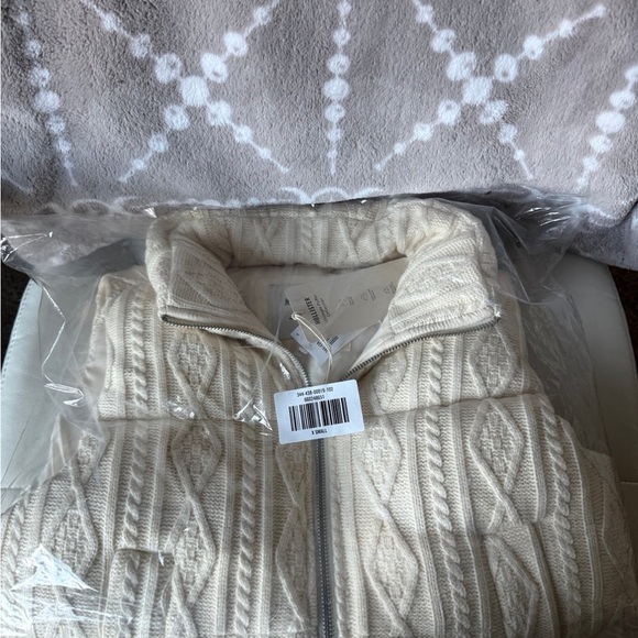 Hollister Women's Cream Puffer Jacket - Picture 5 of 7
